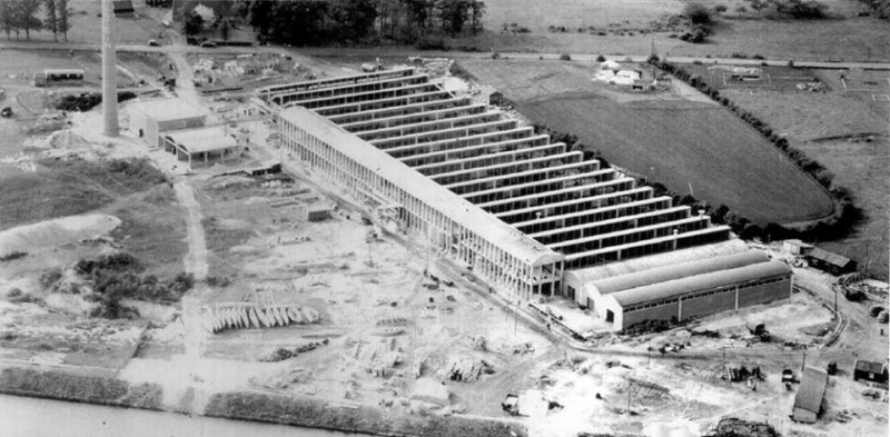 Ingenieur Schiffstraat 370 vroeger Burgemeester Stroinkweg Vredestein in aanbouw links het ketelhuis met schoorsteen 1947.jpg