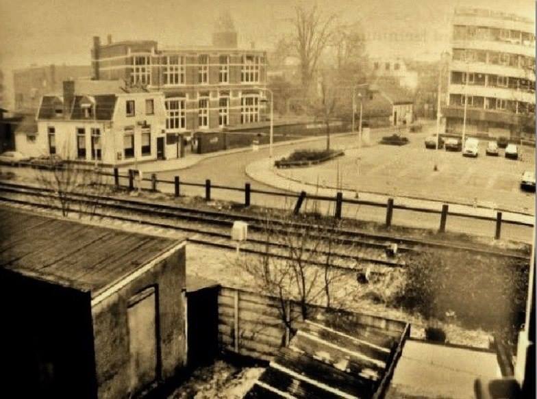 Kloosterstraat 6 cafe Noir vroeger cafe Top en Molenplein rechts gebouw Sociale Dienst.jpg