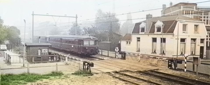 Kloosterstraat 6 met spoorwegovergang rechts cafe Noir 1969.jpg