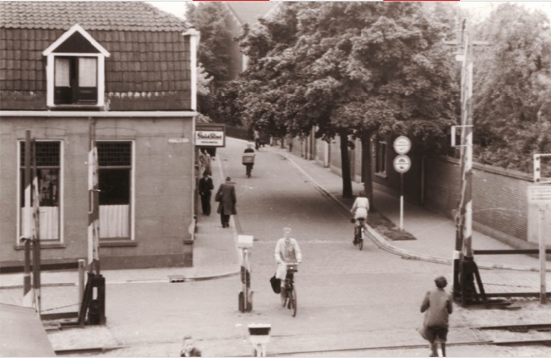 Kloosterstraat 6 hoek Parallelweg cafe Top later cafe Noir. rechts panden Kloosterstraat 15-17.jpg