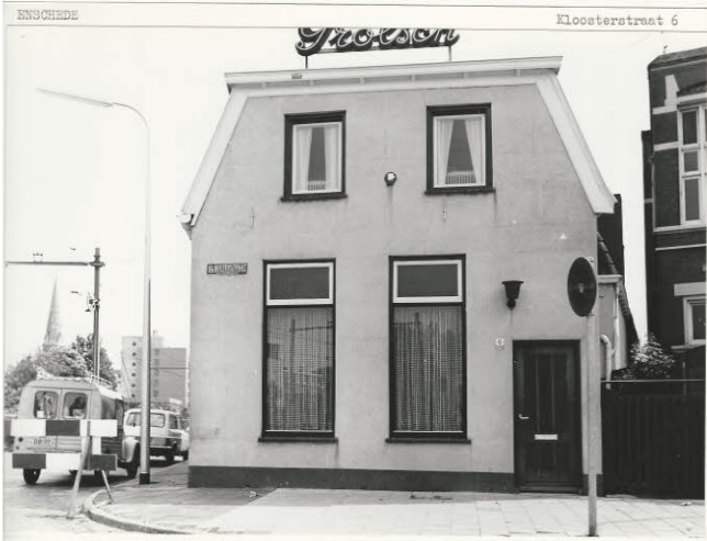 Kloosterstraat 6 cafe Noir vroeger cafe Top op de hoek met de Parallelweg. 22-5-1980.jpg