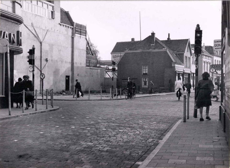 Kalanderstraat 1 vanaf Oldenzaalsestraat en De Klomp 1 van Haren links en op hoek Kalanderstraat later Hema gebouwd..jpg