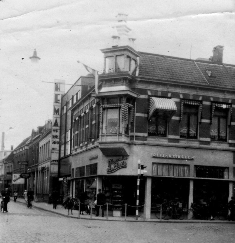 Kalanderstraat 1 hoek Gronausestraat (nu De Klomp) Magasin de Paris, Hema. vroeger cafe Centraal of De Top.jpg