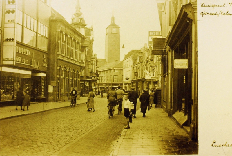 Gronausestraat 8 hoek Kalanderstraat HEMA en cafe Centraal of cafe De Top.JPG