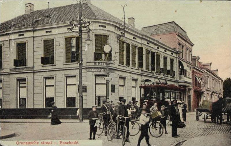 Gronausestraat 1 hoek Oldenzaalsestraat hotel De Klomp 1908.jpg