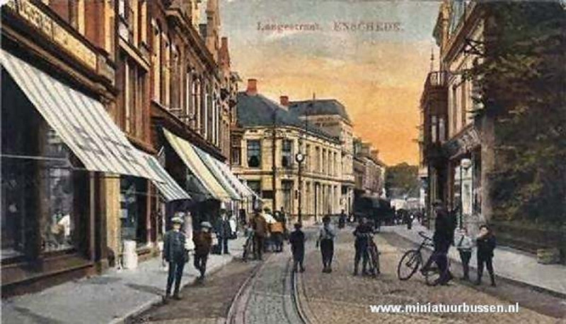 Langestraat 5 rechts richting Gronausestraat tram bij Hotel De Klomp vanuit Langestraat gezien 1908.jpg