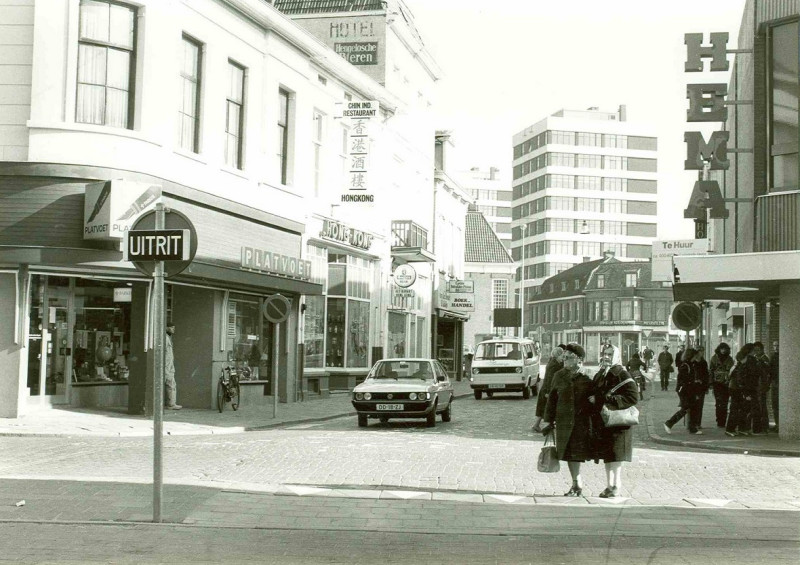 De Klomp 1 Platvoet Kruising met de Heurne en de Kalanderstraat, richting Oldenzaalsestraat feb. 1980.jpg
