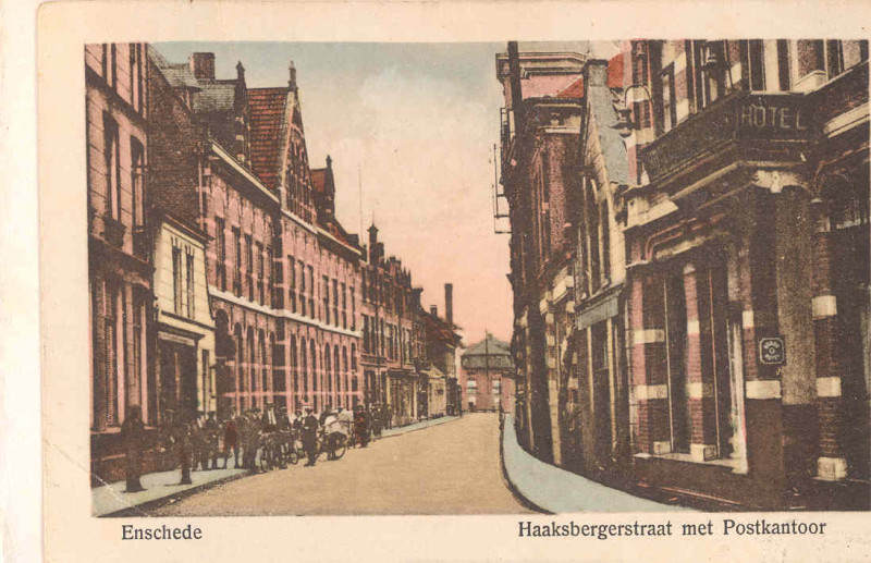 Haaksbergerstraat 4 Industriehotel rechts. links postkantoor ca. 1924.jpg
