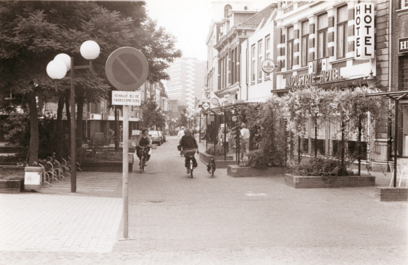 Haaksbergerstraat 4 (nu Korte Haaksbergerstraat) 1981 Vanaf Marktstraat met rechts het Industriehotel.jpg