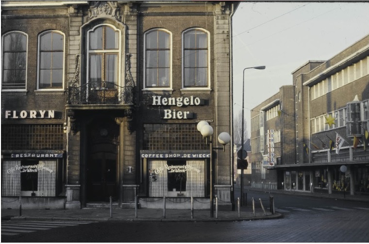 Haaksbergerstraat 2 Cafe restaurant coffeeshop De Wieck. Rechts Bowlingcentrum en Netto Markt in oude V&D-pand aan de Brammelerstraat. Gezien vanaf kruispunt de Graaff.jpg