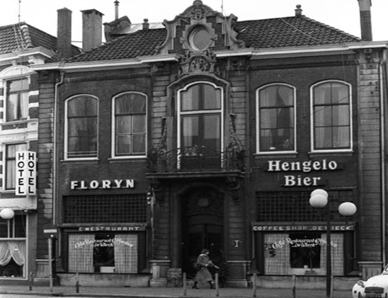 Haaksbergerstraat 2 Vroeger apotheek Baurichter. Later De Wieck. Weer later Chaplin en nu de mexicaan Los Ponchos.jpg