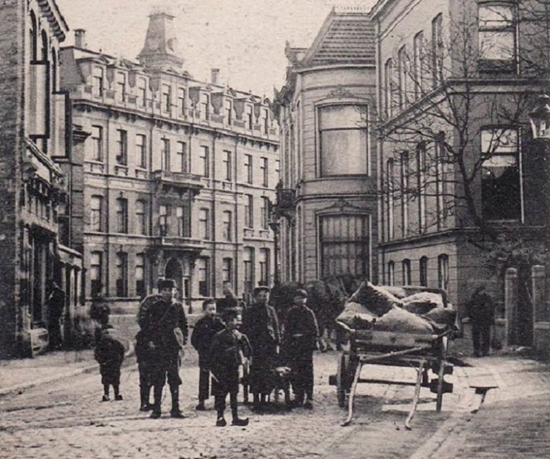 Haaksbergerstraat 1 Hotel de Graaff rechts pand Helmich van Heek, gesloopt in 1907 ivm aanleg Brammelerstraat.JPG
