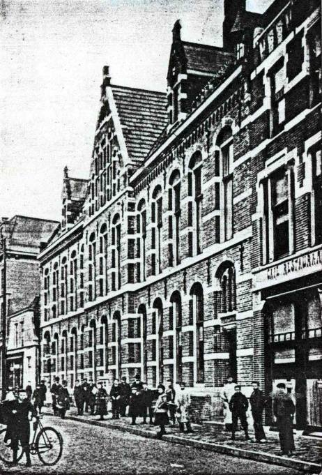 Haaksbergerstraat 7-9-11 postkantoor rechts Hotel Mulder 1920.jpg