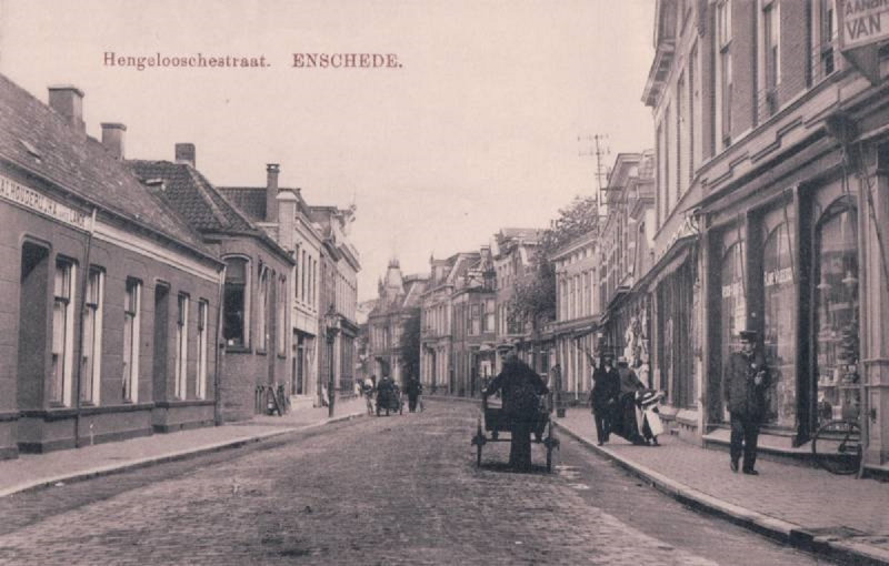 Hengelosestraat 9, 11, 13 enz. nu Korte Hengelosestraat links stalhouderij van der Lande ca. 1920.jpg