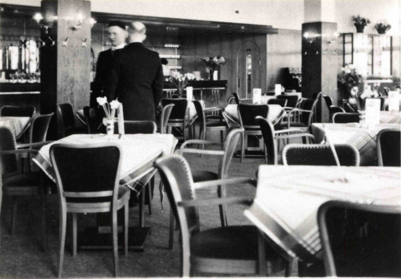 Hengelosestraat 1 Lunchroom van Vroom & Dreesmann 1939.jpg