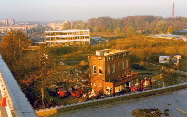 Wethouder Beversstraat 145 Vanaf dak Openbare Nutsbedrijven kijkend naar oude gasfabriek en er achter Lagere Technische School De Hoeksteen ( L.T.S. ) met rechts achter de schoorsteen van de Cromhoff 23-10-1979.jpeg