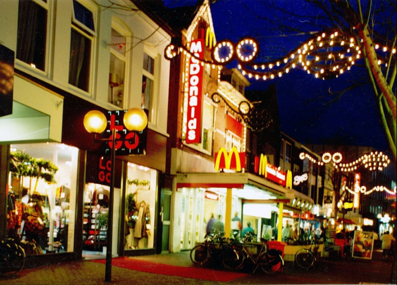 Kalanderstraat 15 Mc Donald's Richting het H.J. van Heekplein met feestversiering tijdens de feestdagen in de maand december.'.jpg