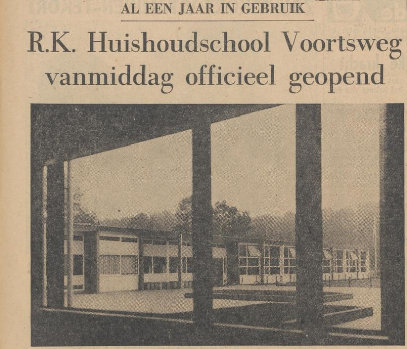 Voortsweg 227 R.K. Huishoudschool Nazareth krantenfoto Tubantia 24-10-1962.jpg
