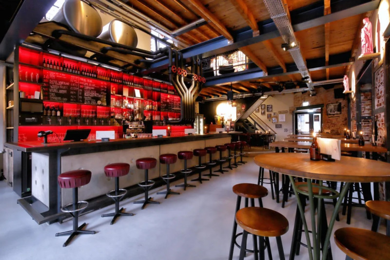 Stadsgravenstraat 59 interieur Stanislaus Brewskovitch Brewpub vroeger de Menistenkerk.jpg