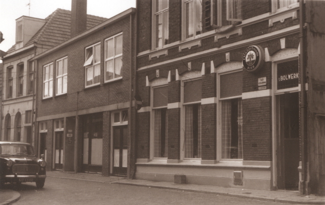 Stadsgravenstraat 21 rechts Café 't Bolwerk, op de hoek met de Bolwerkstraat 1967.jpeg