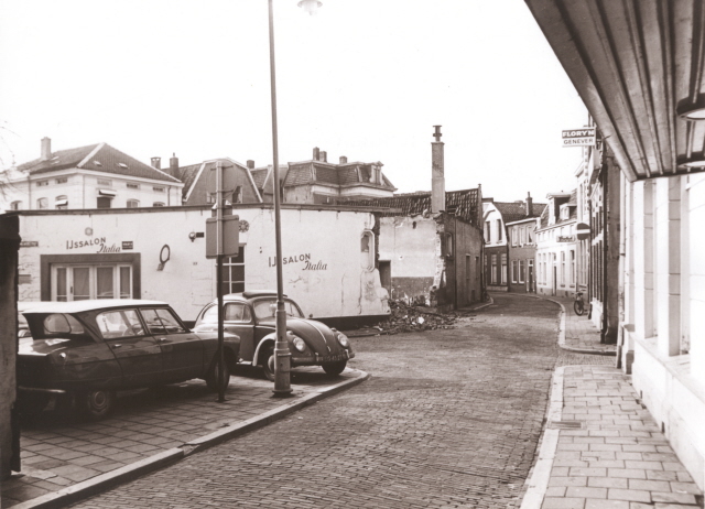 Stadsgravenstraat 20 Pand Ijssalon Italia op de hoek  Bolwerkstraat (nu Oude Markt).jpeg