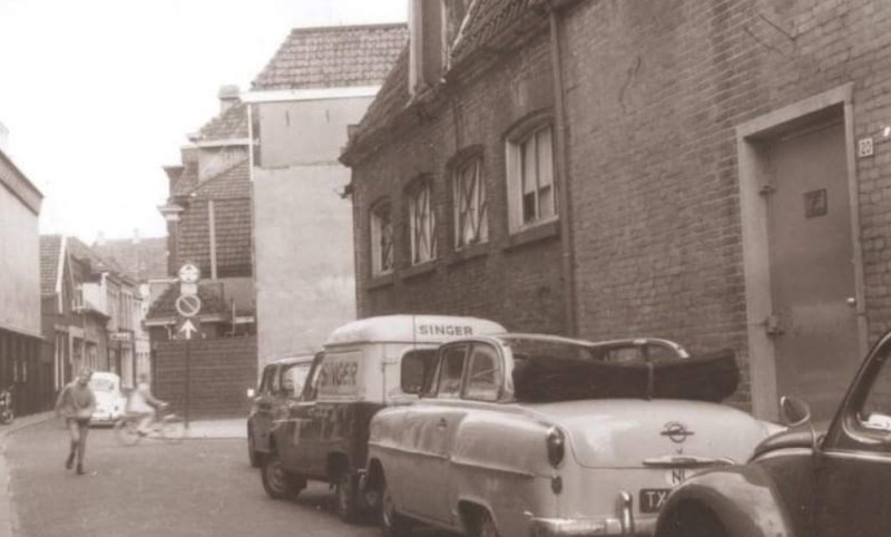 Stadsgravenstraat 20 Voorzijde panden gezien in (oostelijke) richting van bioscoop Alhambra, nabij de Bolwerkstraat. 1967.jpg