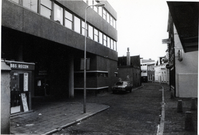 Stadsgravenstraat 20 T.h.v. Bolwerkstraat met links doorgang naar Markt 26-12-1975.jpeg