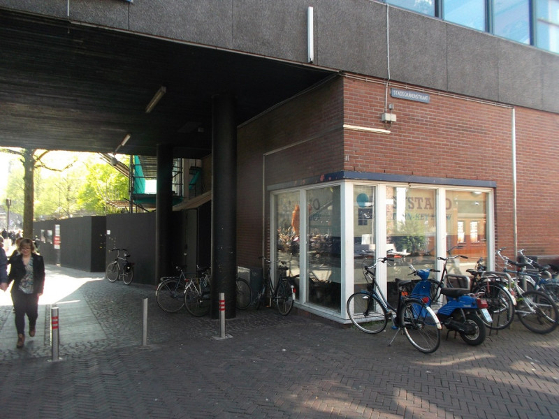 Stadsgravenstraat 20 onderdoorgang De Muur bovenverdieping Poolcafe The Bridge.JPG