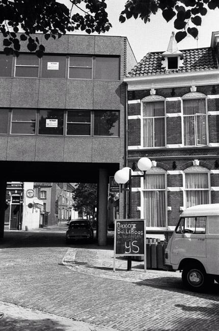 Oude markt 9a richting Stadsgravenstraat, met de Muur; The Bridge poolcafe en Janssen en Janssen.jpg