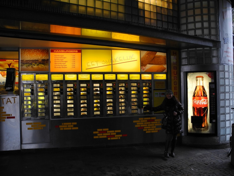 Oude Markt 9A Stadsgravenstraat 22 hoek Bolwerkstraat en  De Muur Automatiek bij avond.JPG