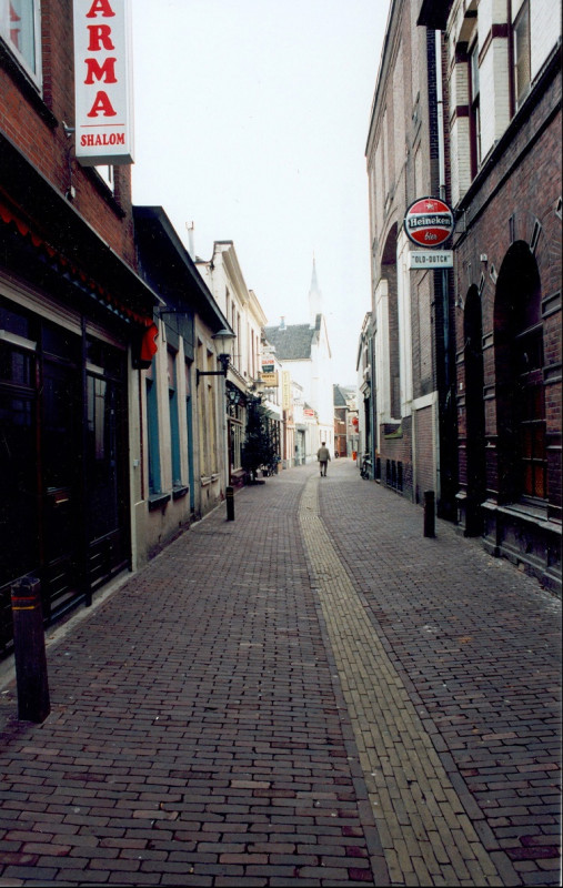 Stadsgravenstraat 26 Kijken in oostelijke richting met aan de rechterkant cafè Old Dutch en links restaurant Shalom.jpg