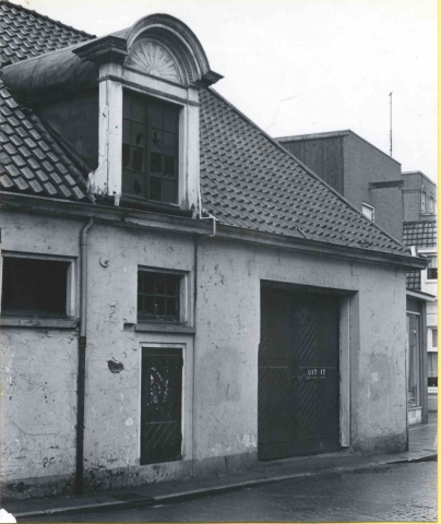 Stadsgravenstraat 34 Vanaf van Lochemstraat zicht op pand vroeger koetshuis van fam. van Heek 1981.jpeg