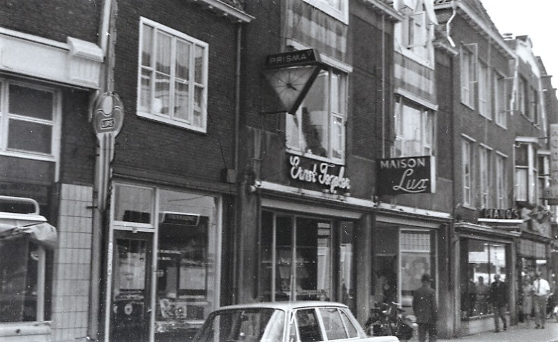 Kalanderstraat 6-8 Maison Lux en klokkenwinkel Ernst Tegeler.jpg