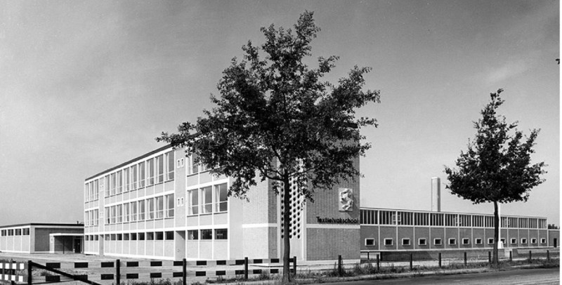 Hengelosestraat 381 Textielvakschool met Steigerend Paard.jpg