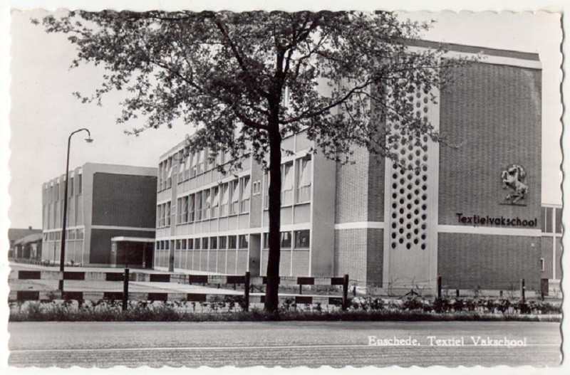 Hengelosestraat 381 textielvakschool met kunstwerk Steigerend Paard.jpg