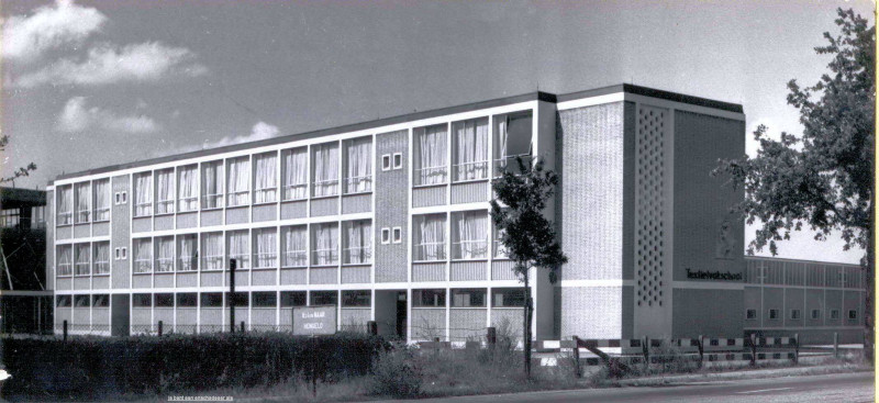 Hengelosestraat 381 Textielvakschool met kunstwerk Steigerend Paard van kunstenares Marie H. van Eyl-Eitink.jpg