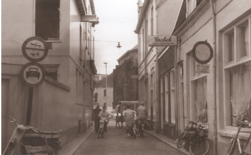 Menistenstraat 5 rechts gezien in zuidelijke richting, met rechts café Coenders 1967.jpg