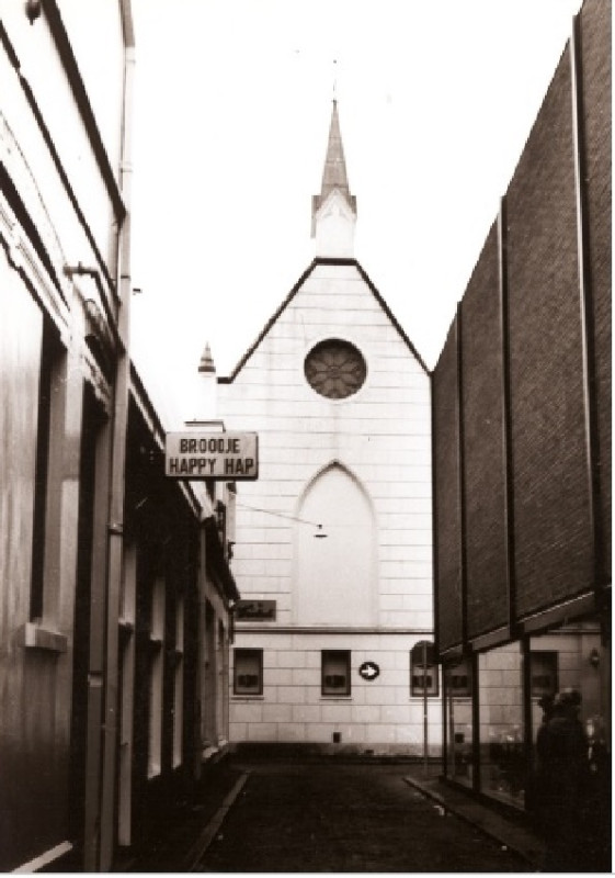 Menistenstraat 3 Broodje Happy Hap richting Stadsgravenstraat Doopsgezinde of Menistenkerk 1976.jpg