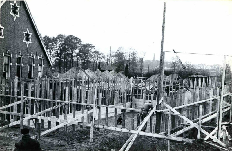 J.J. van Deinselaan 30 Bouwwerkzaamheden voor de realisering van sportpark Het Diekman, met links het erve Diekman sterraam1953.jpg