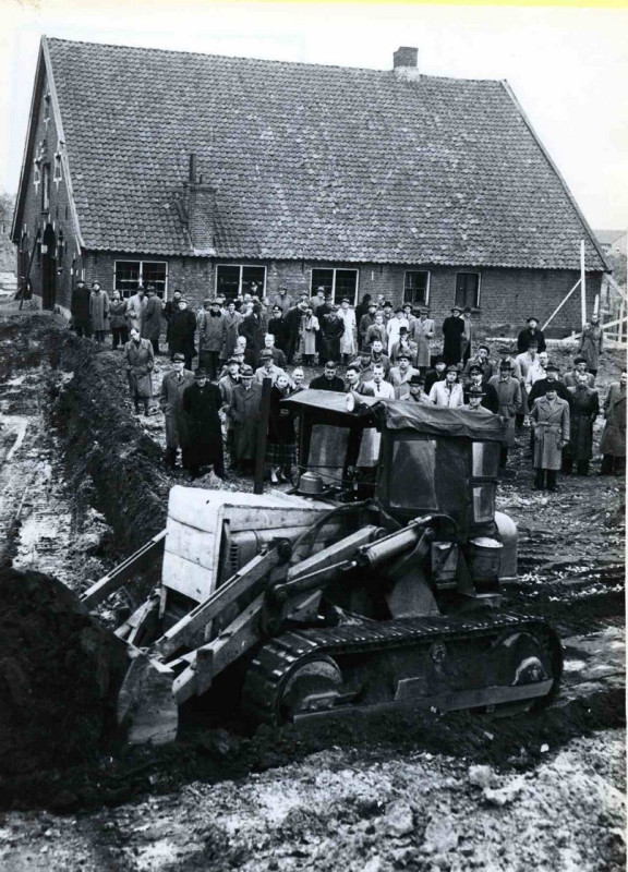 J.J. van Deinselaan 30 Verrichting van de eerste graafwerkzaamheden door burgemeester M. van Veen voor de aanleg van sportpark Het Diekman. 1953.jpg