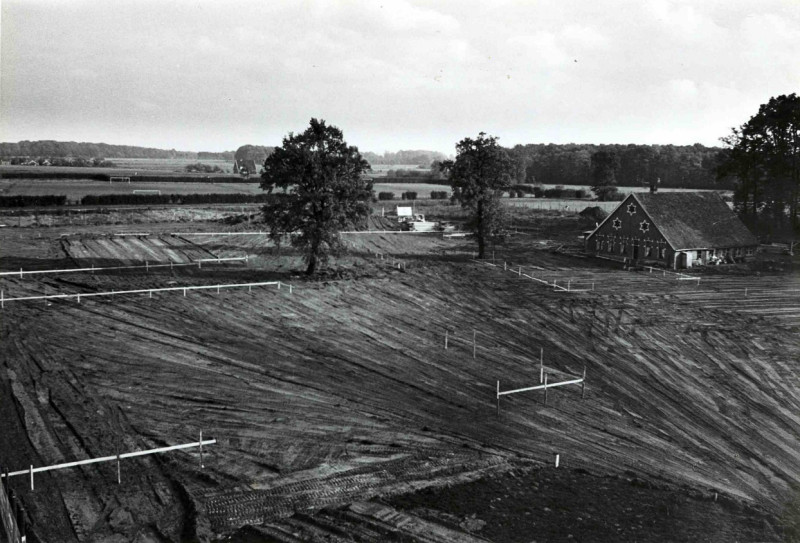 J.J. van Deinselaan 30 Overzicht graafwerkzaamheden ten behoeve van de aan leg van het sportpark Het Diekman, met rechts erve Diekman. 1953.jpg