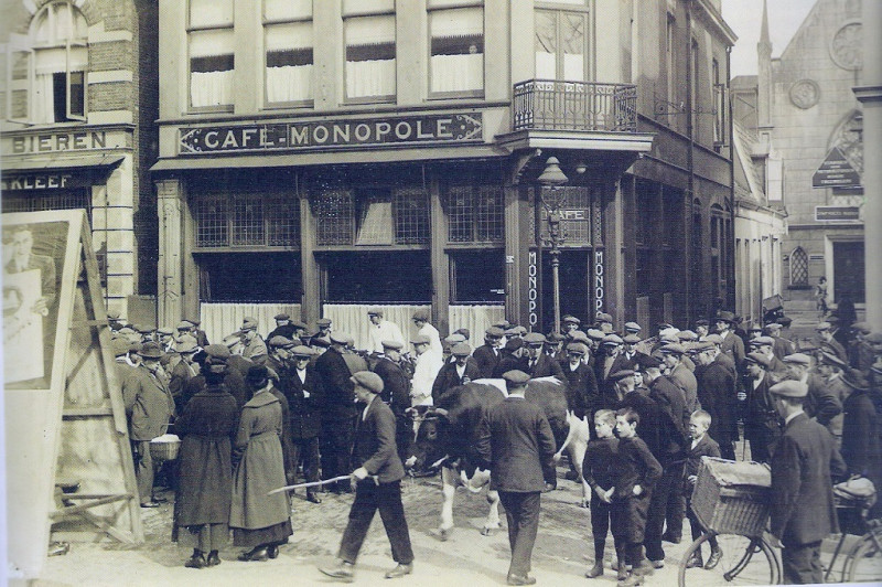 markt 20 hoek Menistensteeg Monopole 1925. veemarkt.jpg