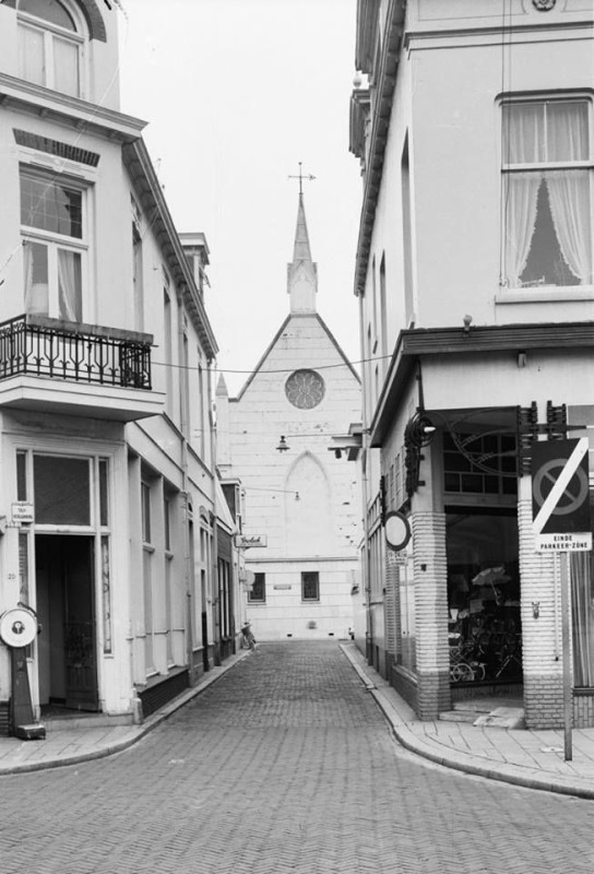 Markt 20 hoek Menistenstraat cafe Monopole links. achtergrond Menistenkerkje.jpg