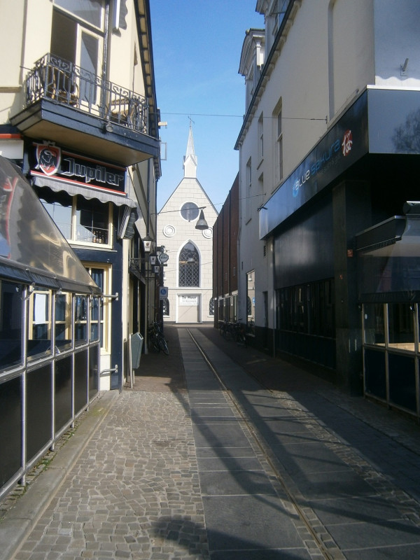 Oude Markt 20 hoek Menistenstraat Monopole links vanaf Oude Markt met Menistenkekje aan de Stadsgravenstraat.JPG