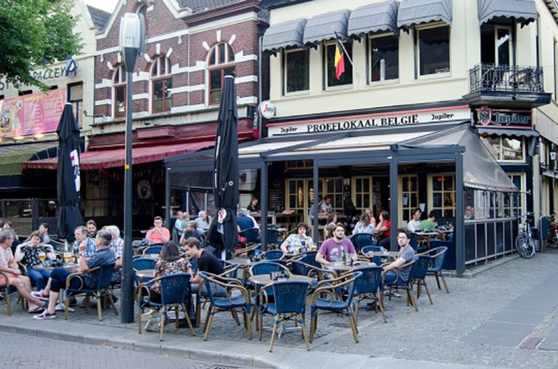 Oude Markt 20 hoek Menistenstraat terras Proeflokaal Belgie vroeger cafe Monopole.jpg