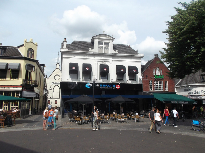 Oude Markt 21 hoek Menistenstraat Japans restaurant Sakura 29-07-2013.JPG