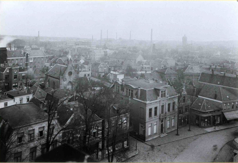Markt 21 huis H.J.E. van Heek vanaf  Grote kerk  Links Menistenkerk en daarachter van Heek en Co. Vooraan rechts Haverstraat 1925.jpg