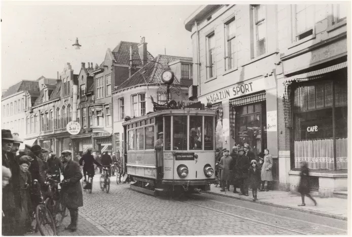 De tram hoorde tussen 1908 en 1933 thuis in het Enschedese straatbeeld en reed onder meer door de Gronausestraat.jpg