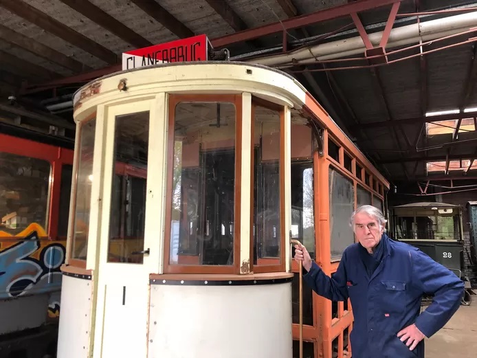 T.E.T. Tram 1 zoals hij in de loods in Overloon staat, waar hij gerestaureerd wordt door de Tramweg Stichting. Rechts hoofdrestaurateur Jos Koopmans. © Ramon Kunst.jpg