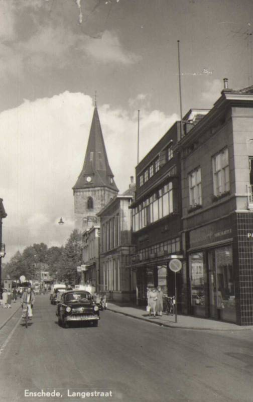Langestraat 48-50-52 Rechts op de hoek Hofstraat een dames kapper 1959..jpg